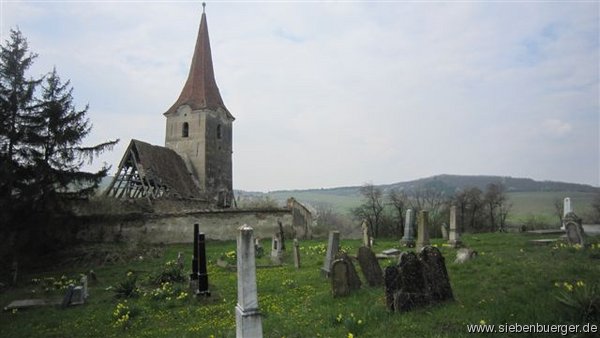 Blick vom Freidhof zur Wehrkirche von Felldorf