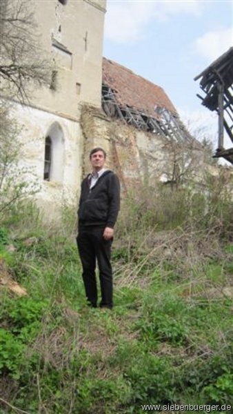 Pfarrer Frank Schlemann vor der Kirchenruine im April 2011