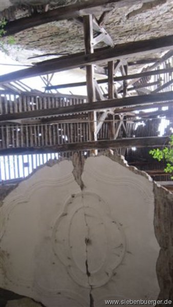 Reste der Kirchendecke mit Stuckverzierungen im April 2011