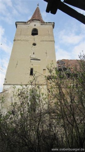 Blick zum Kirchturm der Felldorfer Wehrkirche im April 2011