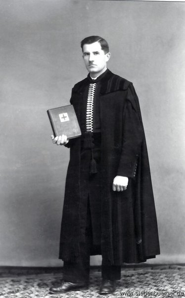 Pfarrer Berthold Folberth im Ornat