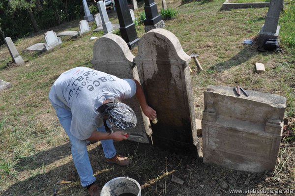 Lori und KUKI beim subern und konservieren der Grabsteine, am Felldorfer-Friedhof im Juli 2012