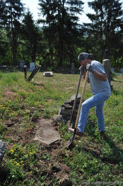 Arbeitseinsatz am Felldorfer-Friedhof Juli 2012;KUKI ,LORI ,GEORG.F.