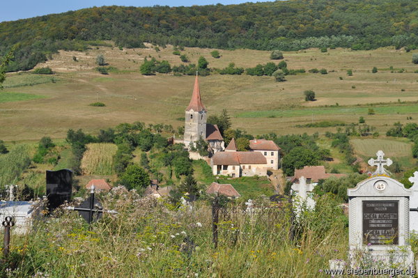Blick vom orthodoxen Friedhof auf die Kirchenburg von Felldorf