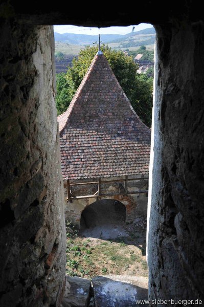 Blick aus dem Kirchturm zur neu rekonstruierten Torbastei