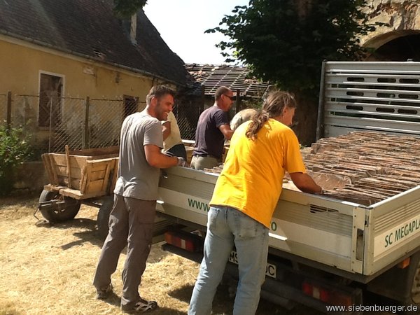 Transport und einlagern historischer Dachziegel fr die Kirchenburganlage