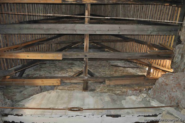 Eingestrztes Deckengewlbe und neu rekonstruiertes Kirchendach 