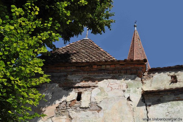 Torbastei von Felldorf mit neuem Dach und Wehrgang