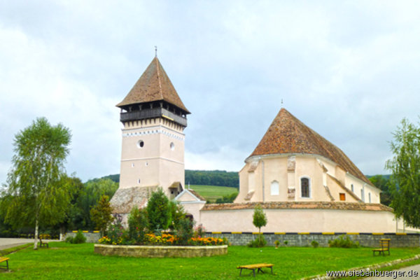 Die frisch renovierte Kirchenburg aus Groalisch im Kokelgebiet