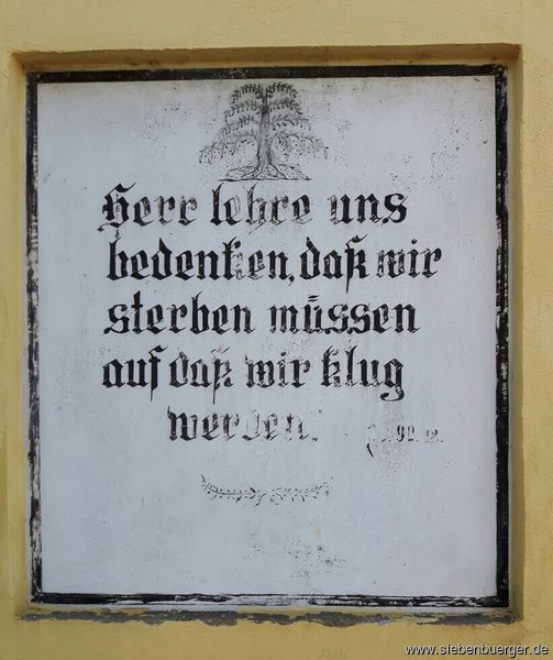 Sinnspruch am Eingang zum evangelischen Friedhof in Gropold.