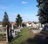 Blick vom evangelischen Friedhof auf den Kirchturm von Großpold.