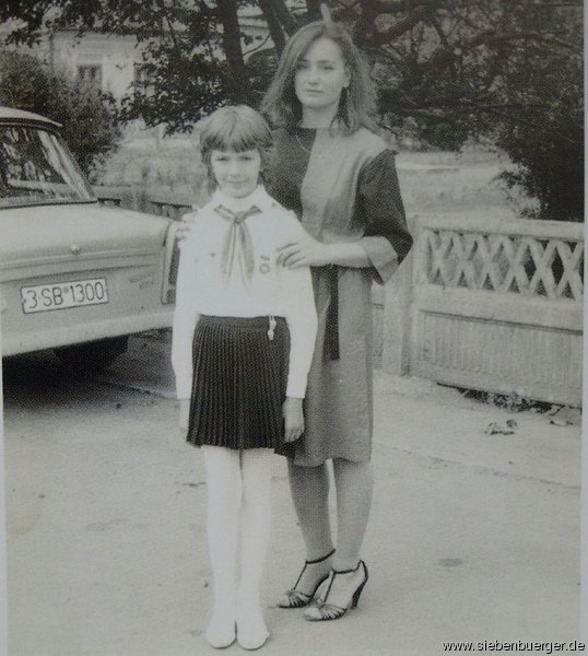 Viertklsslerin mit ihrer Lehrerin in Groprobsdorf, 1986