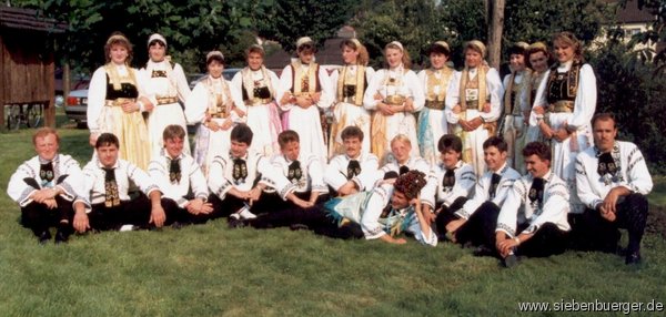 Hahnbacher Tanzgruppe beim Kronenfest in Schornbach