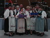 Singgruppe in Tracht beim Hamlescher Treffen 2004 am 22. Mai 2004 in Biberach
