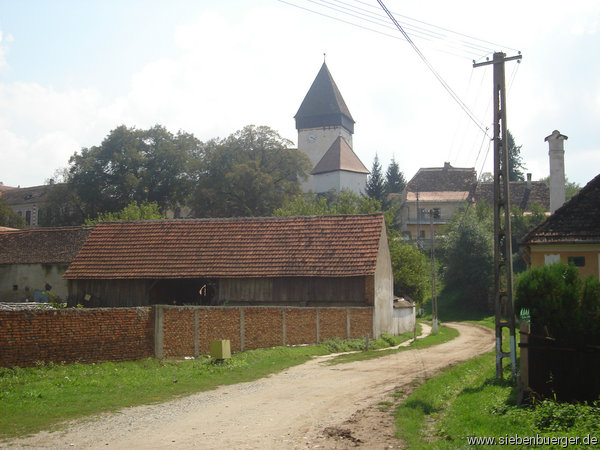 Dorfstrae mit Kirchenburg