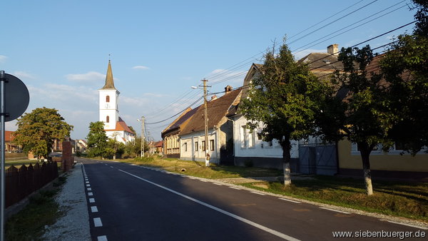 Dorfstrae mit Kirche