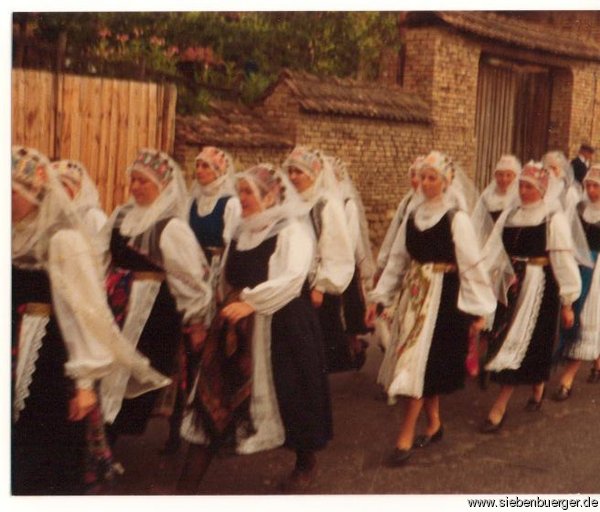 Gebockelte Frauen im Trachtenzug bei der Prsentation von Pfarrer Thomas Pitters 1985