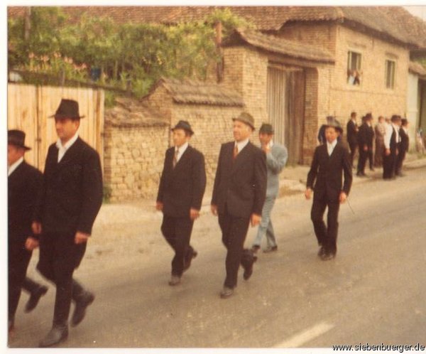 Mnner im Trachtenzug bei der Prsentation von Pfarrer Th. Pitters - 1985