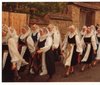 Gebockelte Frauen im Trachtenzug bei der Prsentation von Pfarrer Thomas Pitters 1985