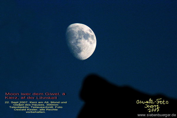 22.Sept 2007,Kerz-Mond u&#776;ber dem Giebel
