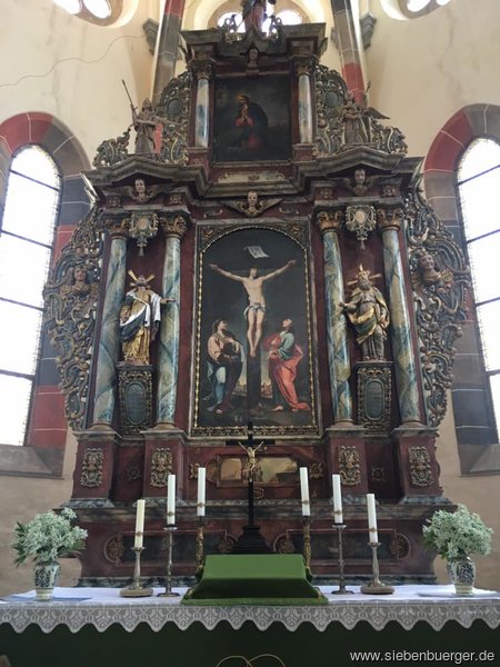 Der Altar der evangelischen Kirche in Kerz 