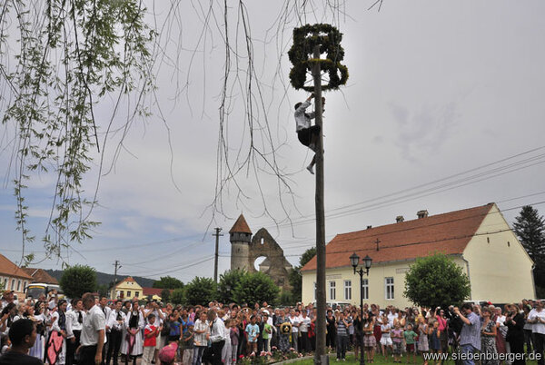 Kronenfest als Fast der Gemeinschaft in Kerz am Alt 