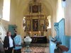 Taufbecken und Altar der Kirchberger Kirche