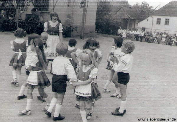 44:Kronenfest: Die Kleinen tanzen 