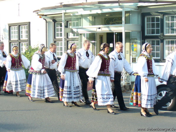 Tanzgruppe Kleinbistritz, Gang zur Kirche