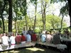 Empfang der Reisegruppe durch den Orthodoxen Pfarrer und rumnische Gemeindeglieder auf dem Tanzplatz mit Bewirtung