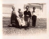 Foto um 1943 Familie Katharina und Martin Emrich mit Kindern: Martin jun., Johann und Margaretha