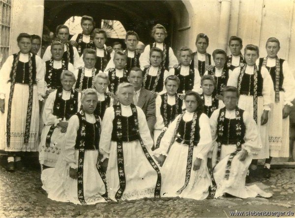 18.08.1951 Mdchengruppe aus Kleinlasseln in Neumarkt (Tg. Muresch)