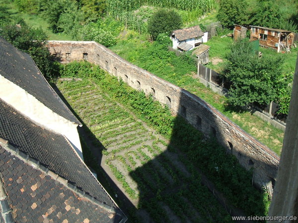 Blick vom Kirchturm in den Burghof (Nordseite)
