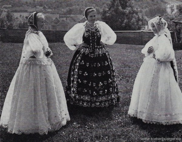 Lechnitzer Frauen in der barocken Sommer-Nsnertracht