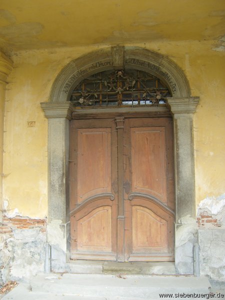 Haupteingang zur Kirche