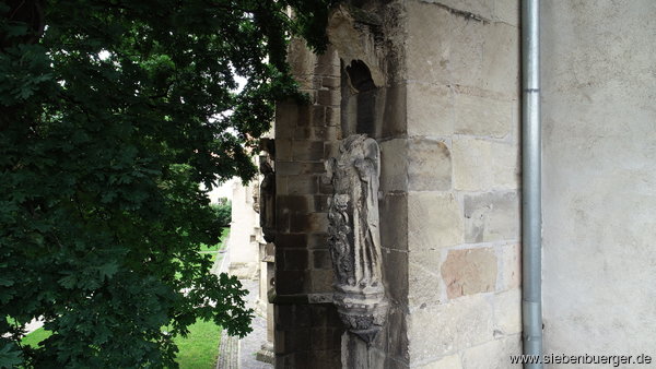 Statue ohne Kopf an der Auenfassade des Kirche