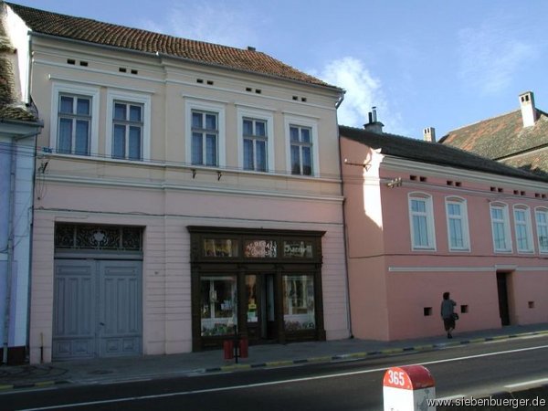 Petrigasse-Irtelsches-(links) u. Predigerhaus der ev. Kirche, rechts