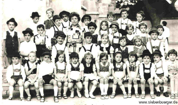 Kindergartengruppe mit Hertatante