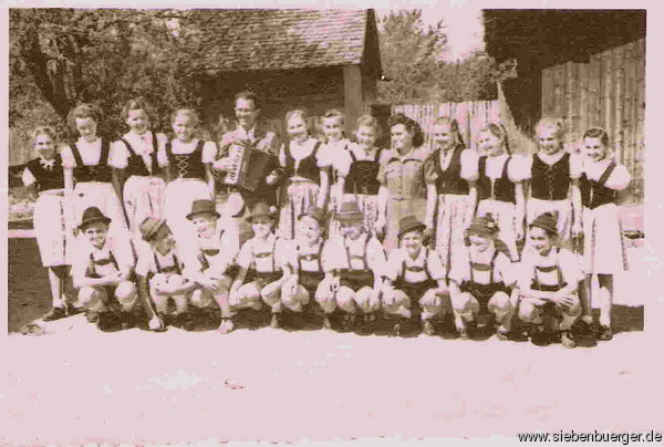 Tanzgruppe Volksschule 1952 verteten 5, 6 und 7 Klasse