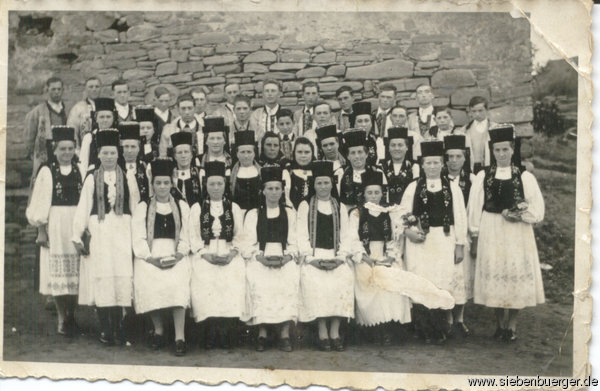 Jugend vor der Kirche 1954