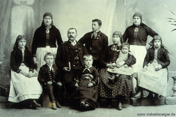 Die Landler-Familie Lederer in Neppendorf, um 1900. Archiv Sedler 2016
