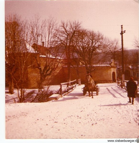 Alte Holzbrücke im Winter