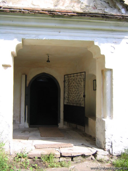 Eingang zur ev. Kirche in Nimesch