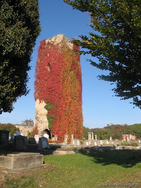 Kirchturm auf dem Friedhof
