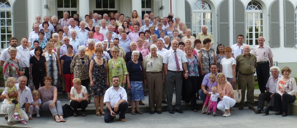 Gruppenbild der Petersdorfer vor dem Heiligenhof ...