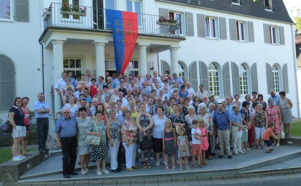 Petersdorfer vor dem Heiligenhof in Bad ...