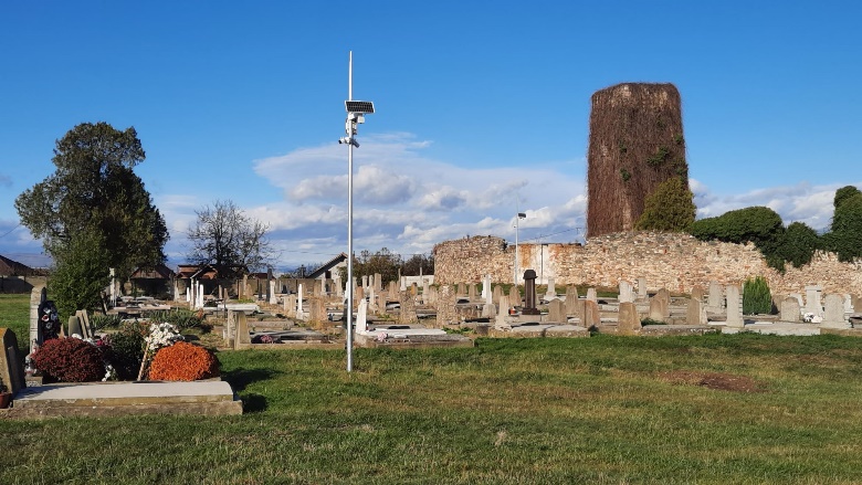 Friedhof mit Gräbern außerhalb der Burg. ...