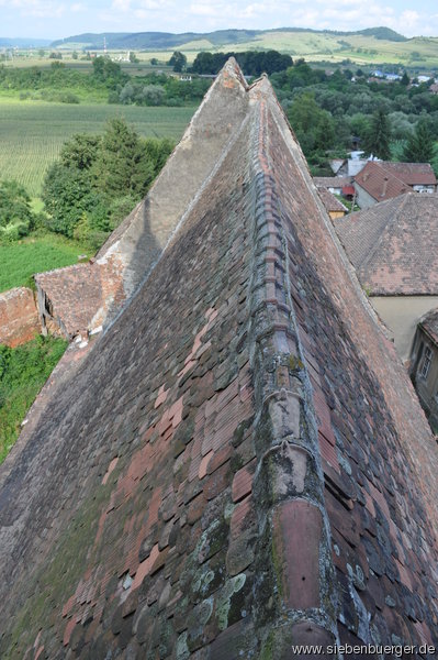 Blick ber das Kirchendach der Wehrkirche von Pretai