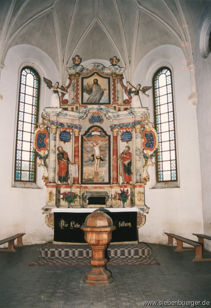Altar und Taufbecken