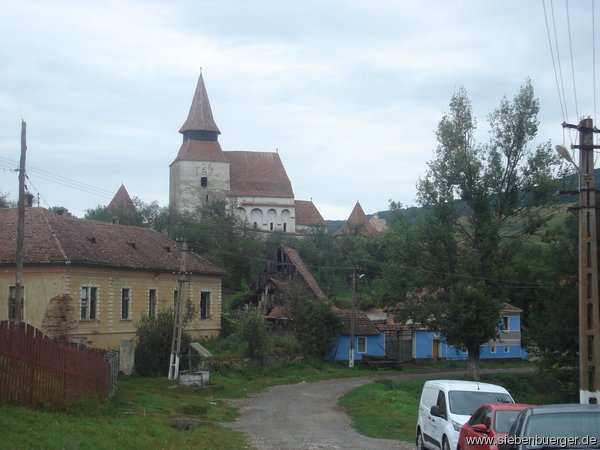 Dorfstrae mit Kirchenburg